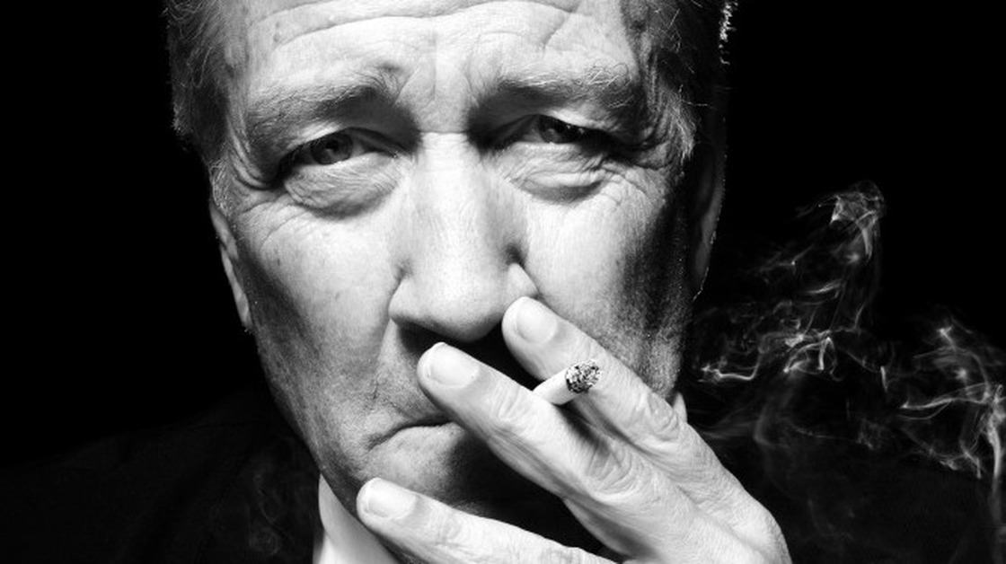 David Lynch raucht einer Zigarette (oder Cannabis)
