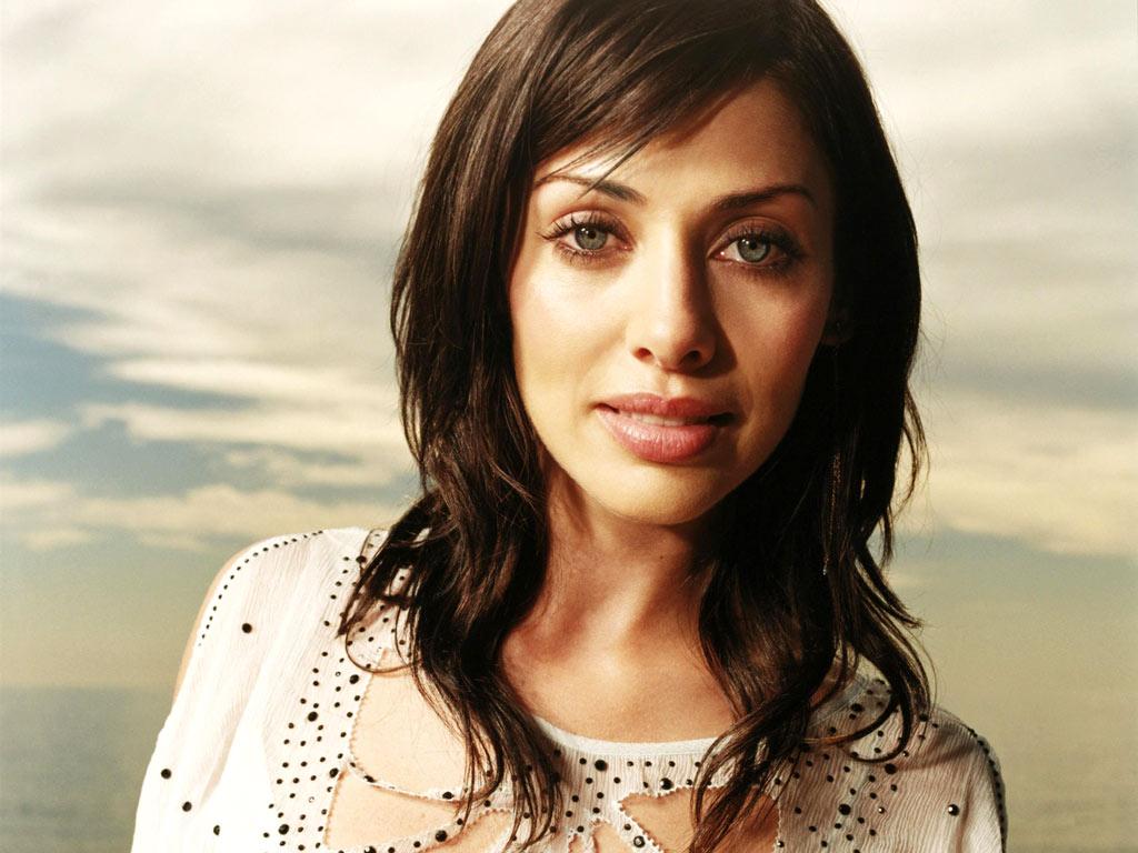 Cabelo castanho escuro e penteado alternativo de Natalie Imbruglia  em 2024