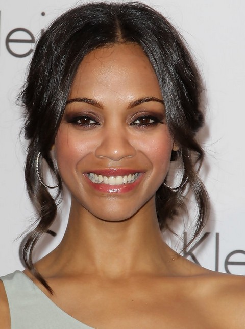 Cabelo preto e penteado alternativo de Zoe Saldana  em 2024