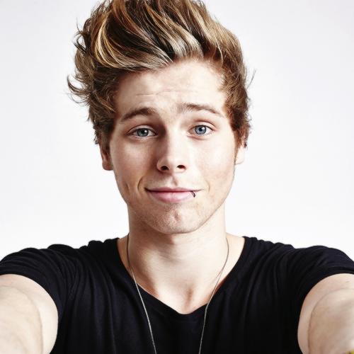 Luke Hemmings 2024 Middenblond haar & alternatieve haarstijl
