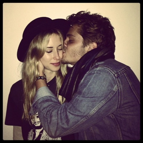    Luke Grimes con hermoso, Novia Gillian Zinser 