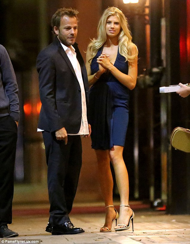    Charlotte McKinney con amigable, Novio  