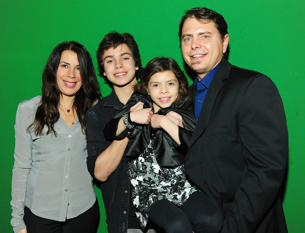 Foto di famiglia di attore celebre per Wizards of Waverly Place and The Perfect Game.
  