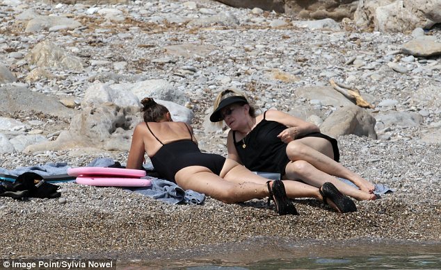 Med henne smal kropp och Färgat hårtyp utan behå (kupstorlek 34C) på stranden i bikini
