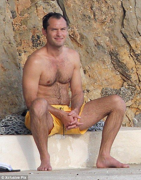 Com uma devoção
à incredulidade
,
 Capricórnio mostrando seu corpo nu, com forma esbelta na praia
