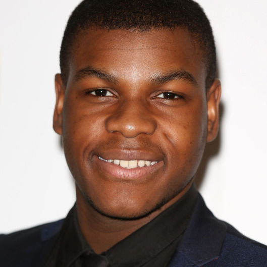 John Boyega s 2024 Mörk brun hår & afro hårstil.
