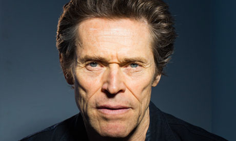 Willem Dafoe 2024 brun clair cheveux & Chic style de cheveux.
