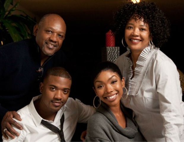 Photo de famille de la comédienne,  musicien &  vedette de reality show, rendez-vous amoureux , célèbre pour Moesha, "Baby", "The Boy Is Mine", "Sittin' Up in My Room".
  