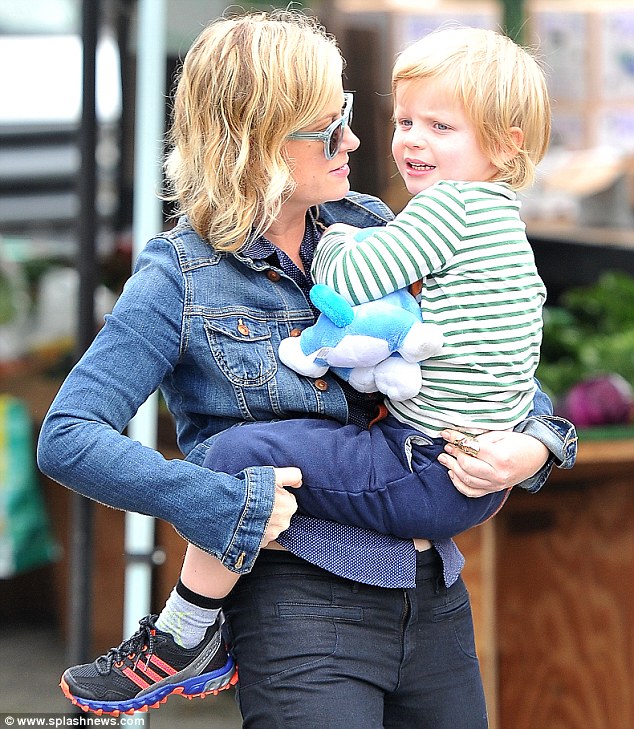   Foto på Amy Poehler  & hennes Son  Archie