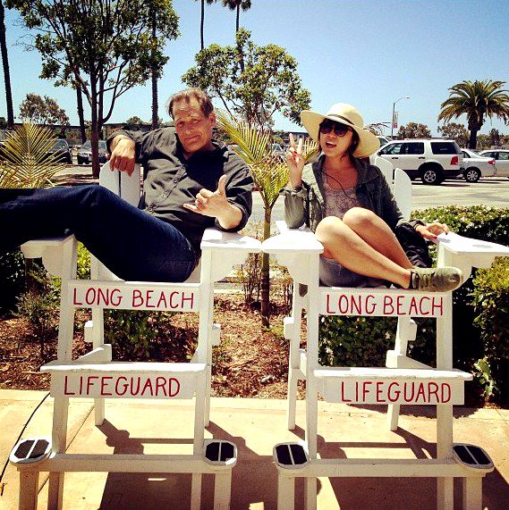 Son corps nu de forme fine sur la plage
