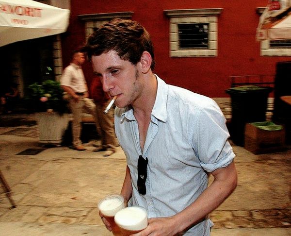 Jamie Bell aan het roken
