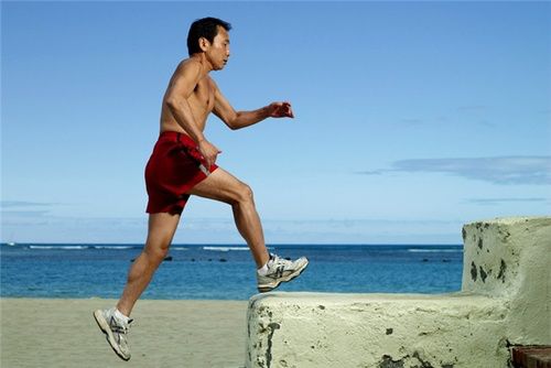 Com uma devoção
ao espiritismo
,
 Capricórnio mostrando seu corpo nu, com forma slim na praia
