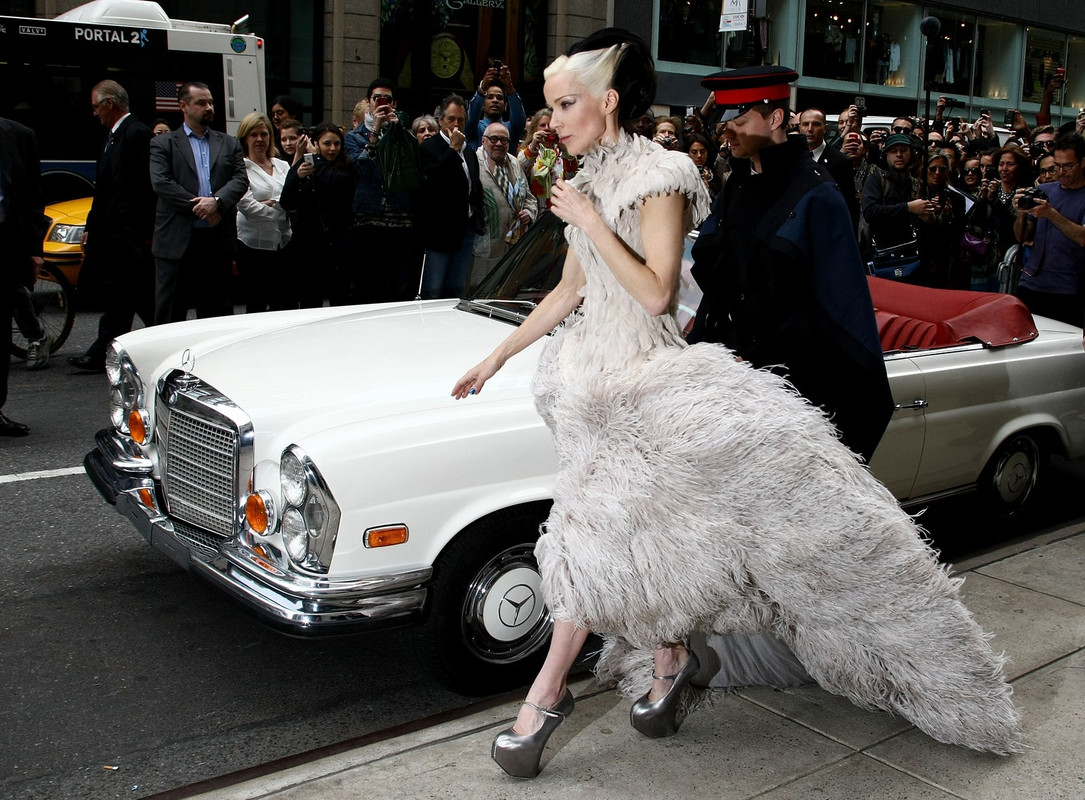 Photo of Daphne Guinness  - car
