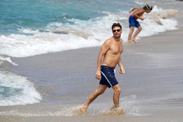 atletyczny torsem na plaży
