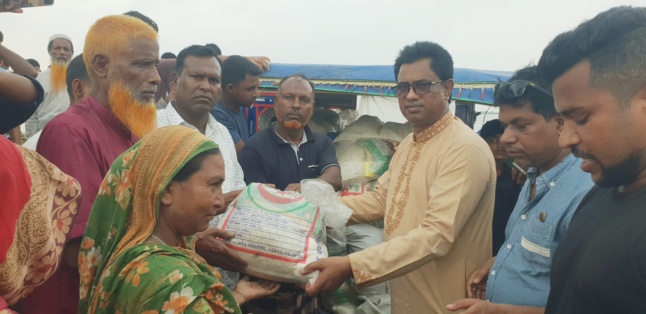 মাদারগঞ্জে পাকরুল নদীভাঙ্গা মানুষের মাঝে এম কে আলাল মোল্লার ত্রাণ সামগ্রী বিতরণ মাদারগঞ্জে পাকরুল নদীভাঙ্গা মানুষের মাঝে এম কে আলাল মোল্লার ত্রাণ সামগ্রী বিতরণ