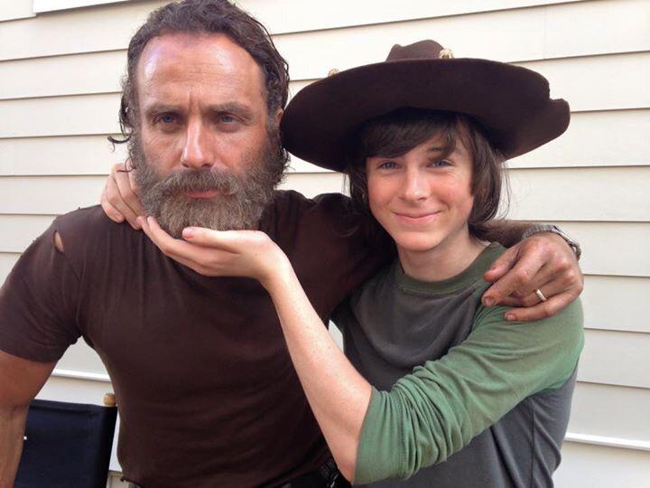 Foto van Chandler Riggs  & zijn vriend  Andrew Lincoln