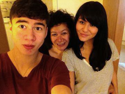 Calum Hood med familie på bildet
  