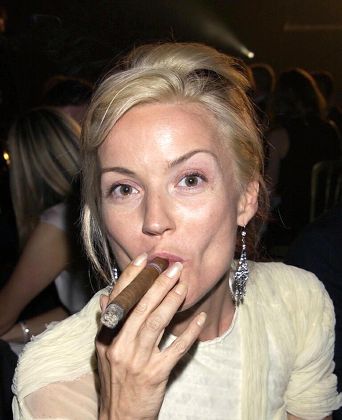 Daphne Guinness raucht einer Zigarette (oder Cannabis)
