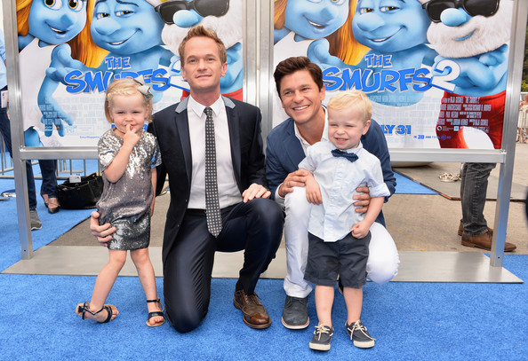 Photo de famille de la comédien, marié à David Burtka,  célèbre pour Doogie Howser, M.D..
  