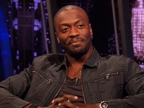 Cabello Negro y peinado alternativo de Aldis Hodge  en 2024