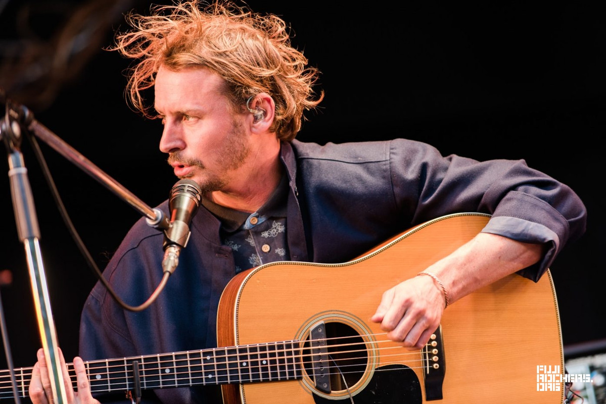 Ben Howard 2024 Mittelbraun Haar & Caesar Haarstil.
