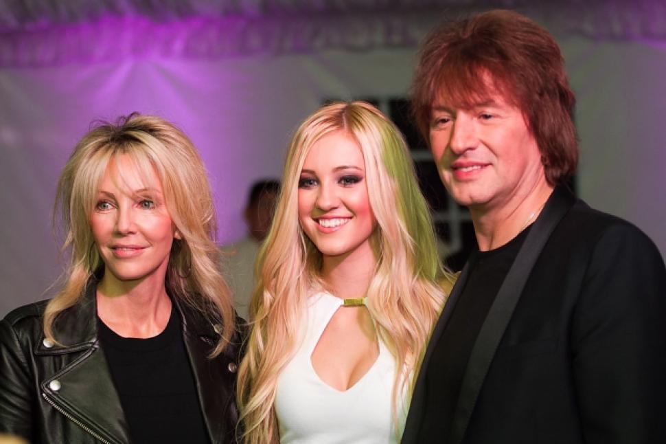 Heather Locklear med familie på bildet
  