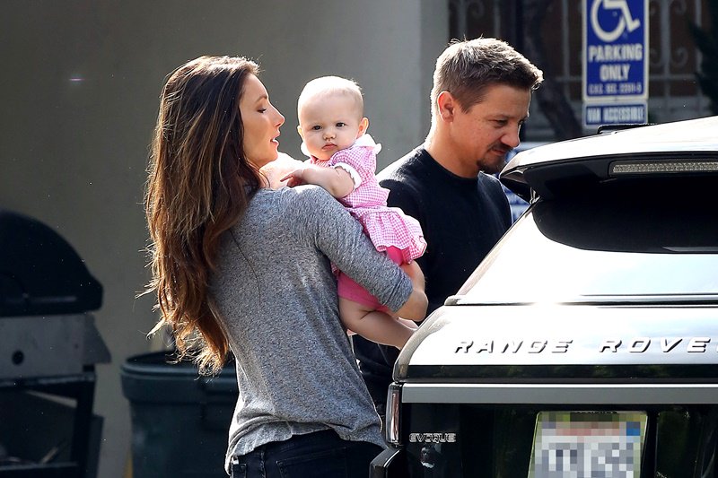 Jeremy Renner med familie på bildet
  