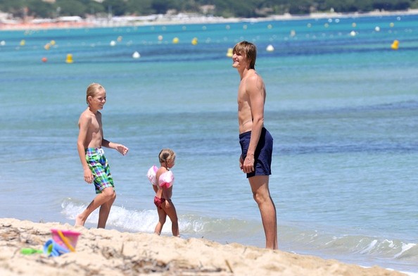 Son corps nu de forme atlétique sur la plage
