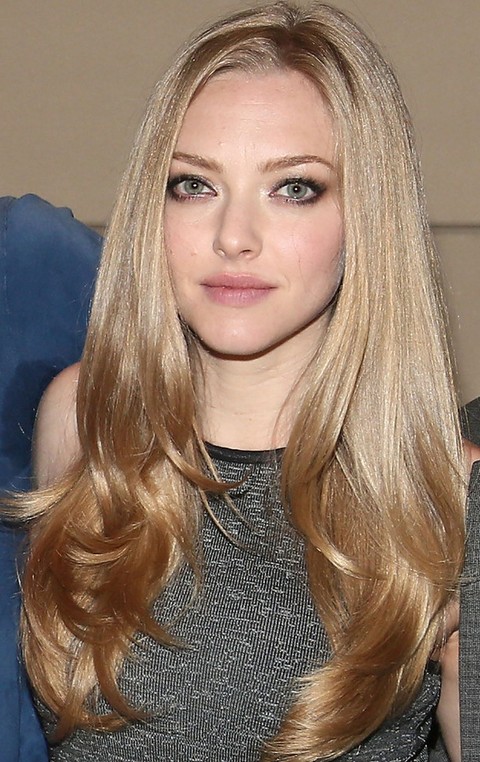 Amanda Seyfried s 2024 Medel blond hår & alternativ hårstil.
