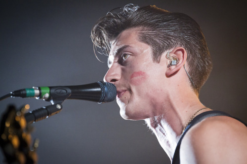 Alex Turner 2024 brun foncé cheveux & alternative style de cheveux.
