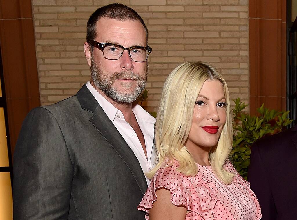    Tori Spelling comlinda, marido Dean McDermott 