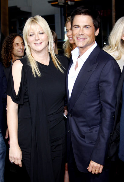 Rob Lowe avec jolie, engageante, amicale, femme Sheryl Berkoff 