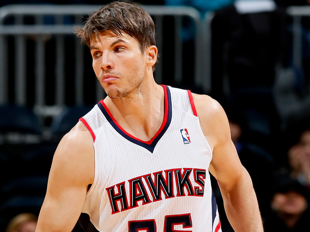 Cabelo castanho médio e penteado simples de Kyle Korver  em 2024