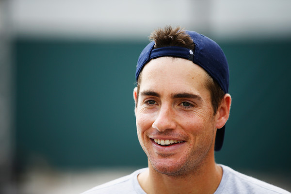 Cabelo castanho escuro e penteado ousado de John Isner  em 2024