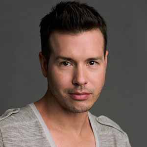 Cabelo preto e penteado alternativo de Jon Seda  em 2024