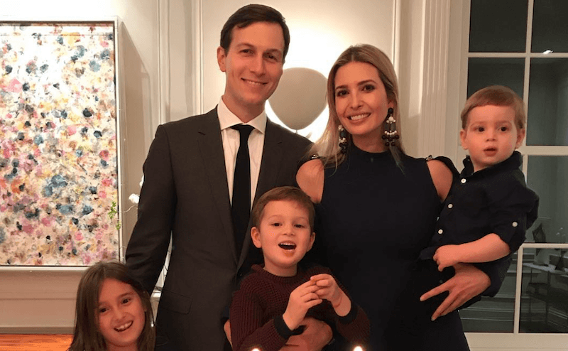 Familjefoto av kändis, gift med Jared Kushner,  känd för Trump Family & Trump Organization.
  