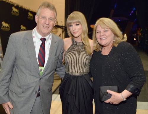 Taylor Swift med familie i billedet
  