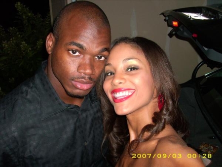    Adrian Peterson med vacker, sexig, gullig, Fru Ashley Brown 