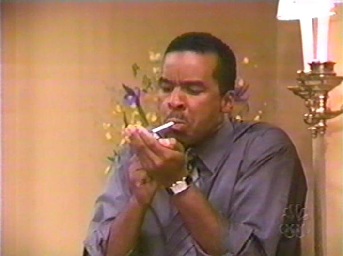 David Alan Grier fumando un cigarrillo (o marihuana)
