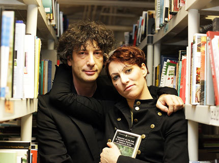 Neil Gaiman avec jolie, femme Amanda Palmer 