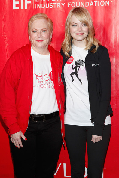 Foto van Emma Stone  & haar Moeder  Krista Stone