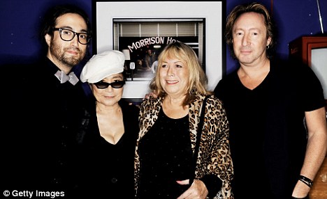 Foto van Yoko Ono  & haar vriend 