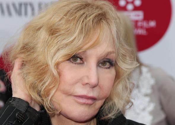 Cabelo loiro médio e penteado clássico de Kim Novak  em 2024