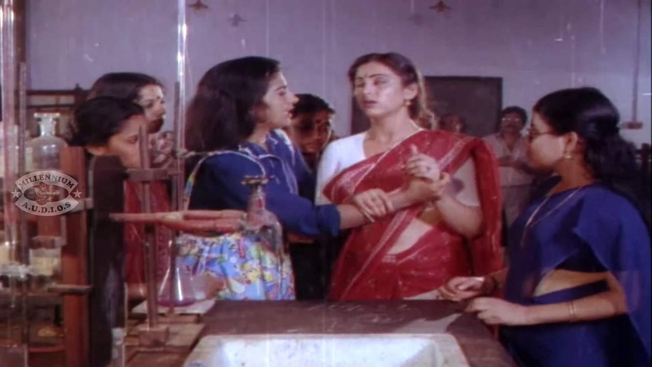 Beautiful and young geetha navel and other saree scenes.mp4_snapshot_00.14.936