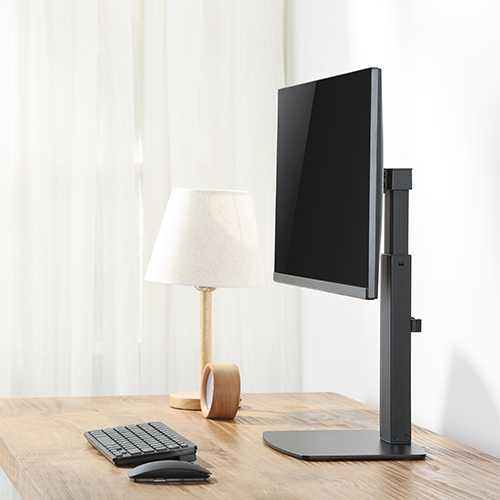 Pessoa trabalhando de forma ergonômica com o monitor ajustado na altura certa