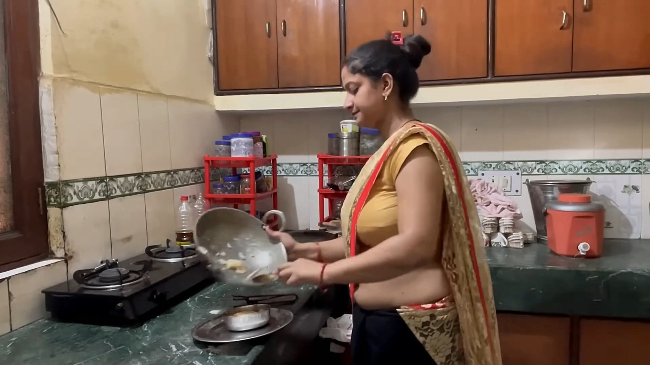 Sexy fleshy housewife ruby huge boobs, navel,ass in saree.mkv_snapshot_02.40.529
