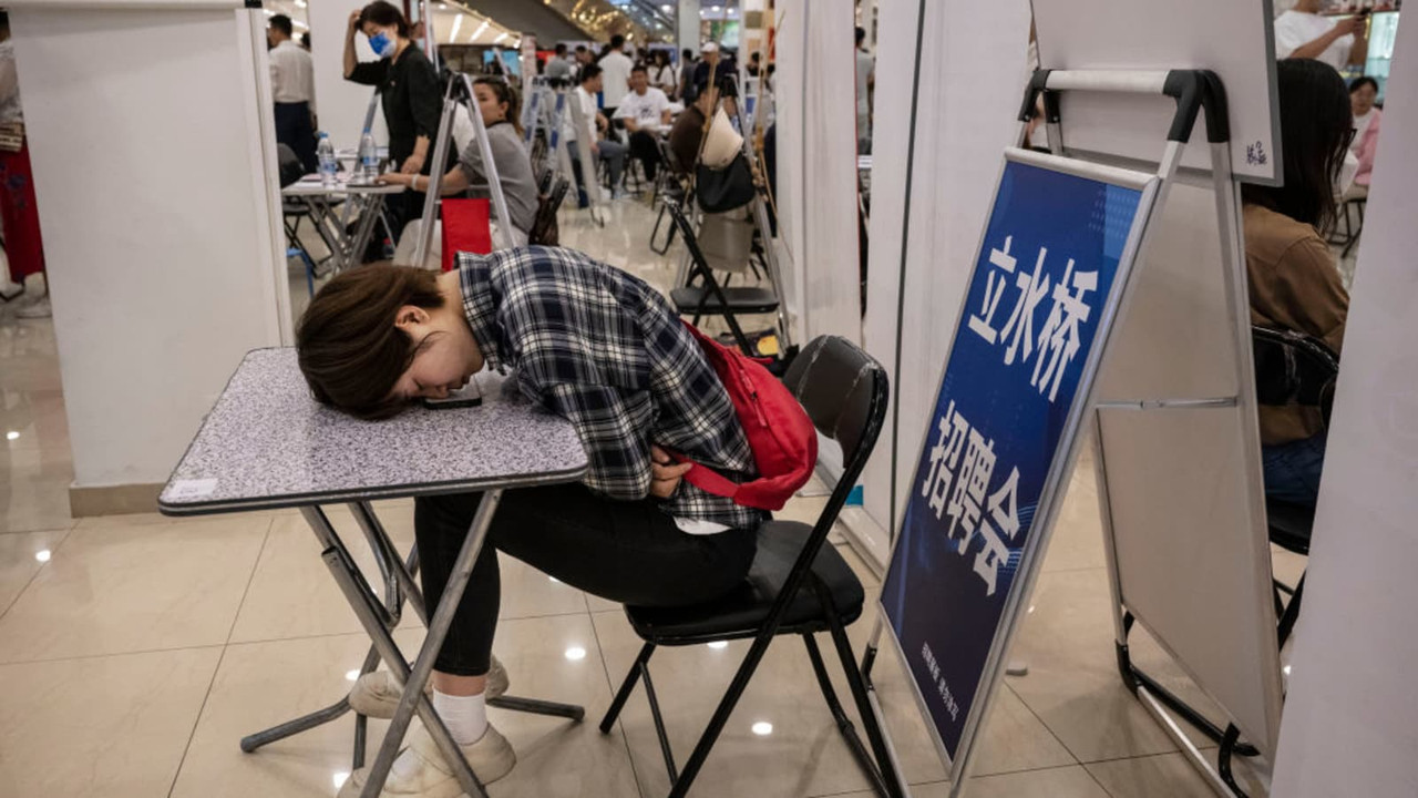 China Warns Youth Unemployment to Worsen After Hitting Record China Warns Youth Unemployment to Worsen After Hitting Record