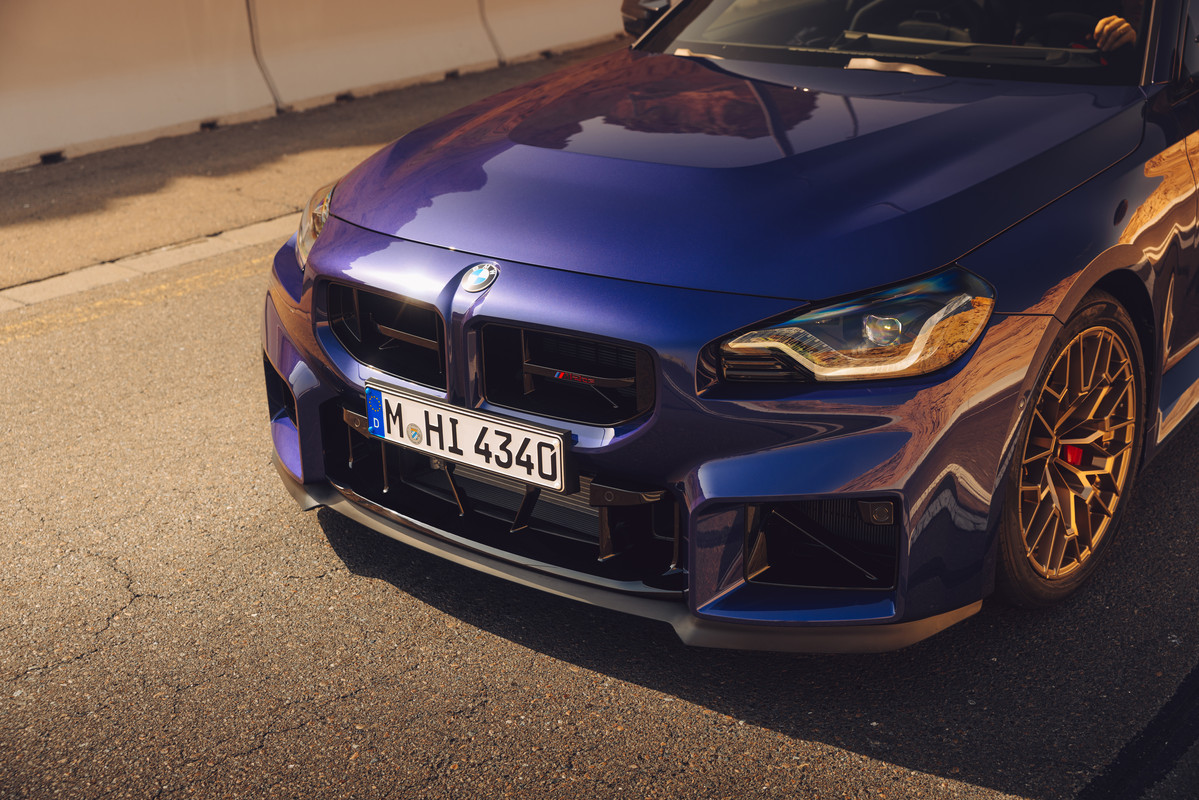 P90600934_highRes_the-new-bmw-m2-cs