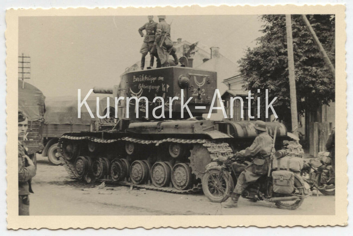 Foto Wehrmacht Aufklärungs Regt. 9 Russland Beute Panzer KW1 Emblem Krad