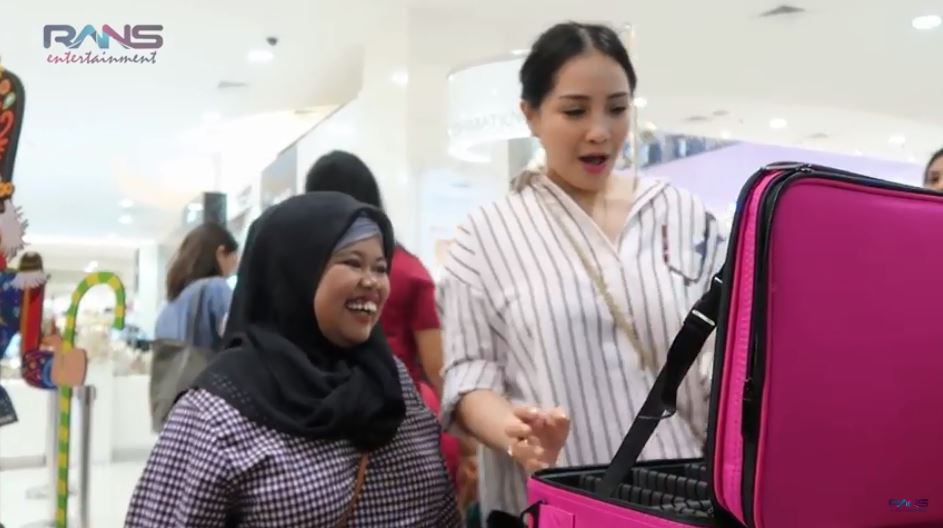 Nagita Slavina membelikan Rahmawati Kekeyi tas make up
